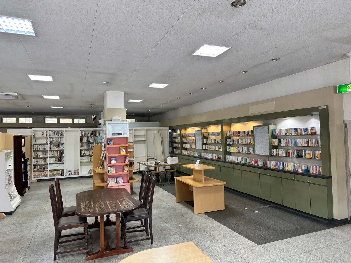 大更まちなか図書館フーガの館内と本棚