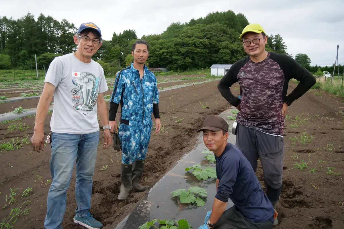 畑に集まる4人